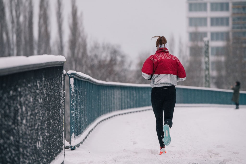 Warm eingepackt, aber bitte nicht zu warm: Wer im Winter beim Laufen zu viel schwitzt, dem wird danach ordentlich kalt.
