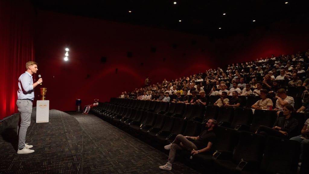 Johann Plenge (links), hier bei der Premiere der DFB-Pokalsieger-Doku, leitete die Mitgliederversammlung erstmals.