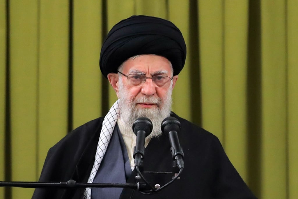 Irans Religionsführer Ajatollah Ali Chamenei. Der Iran und Saudi-Arabien wollen nach jahrelangem Konflikt ihre diplomatischen Beziehungen wiederherstellen.