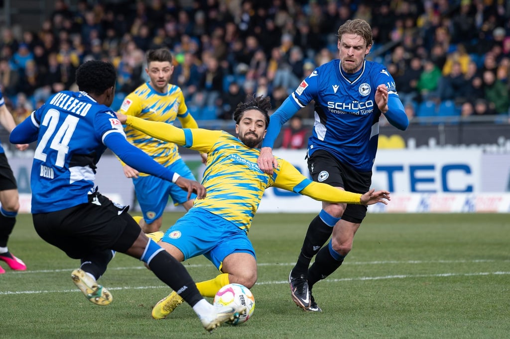 Eintracht Braunschweig und Arminia Bielefeld lieferten sich eine wilde Partie.