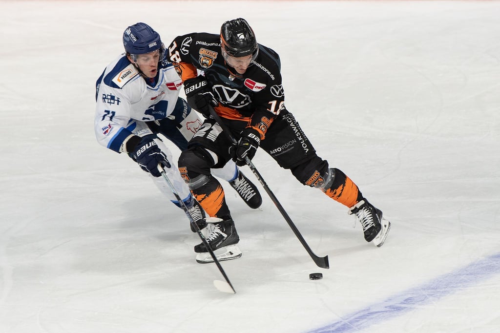 Wolfsburgs Laurin Braun (r) spielt gegen Straubings Trent Bourque.
