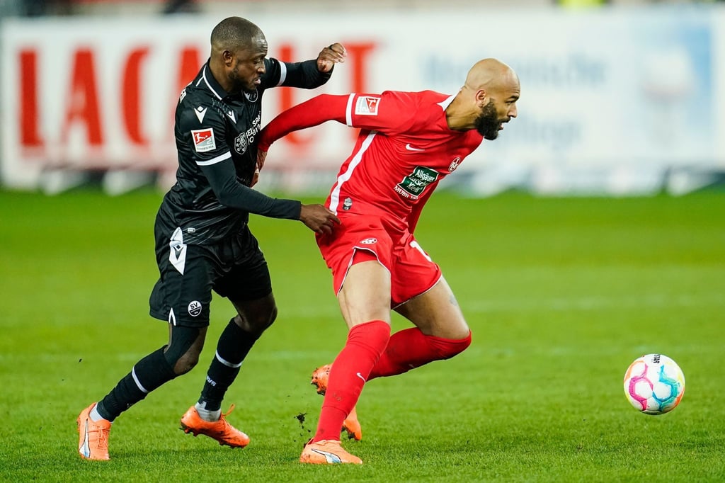 Der Lauterer Terrence Boyd (r) im Zweikampf mit Sandhausens David Kinsombi.