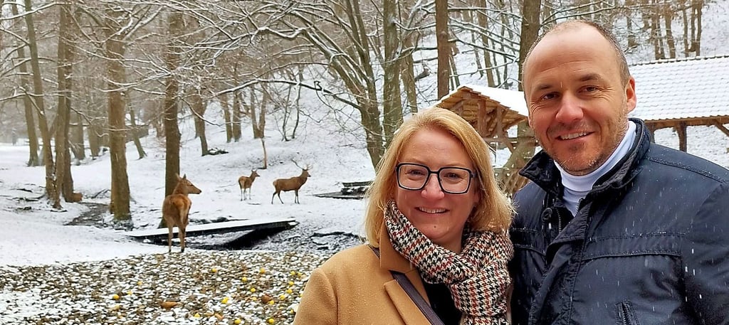 Doreen und Christian Wieland, Geschäftsführer des Hotels „Weißer Hirsch“, sind die Paten von Hirsch Heinrich im Christianental.