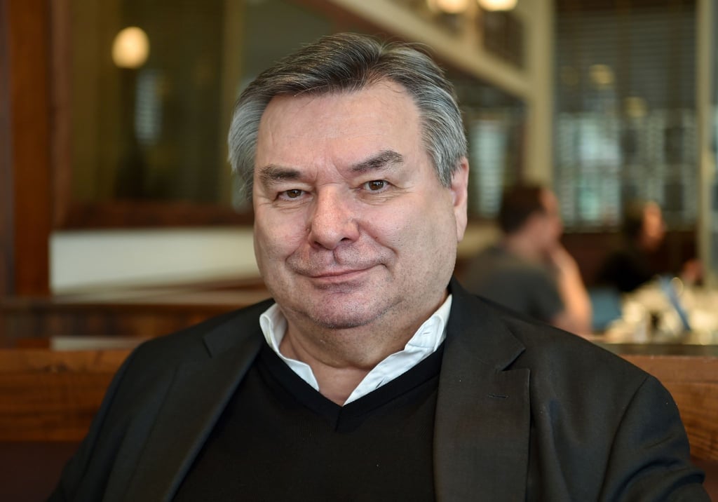 Der Journalist Waldemar Hartmann sitzt bei einem Pressetermin im Cafe Einstein.