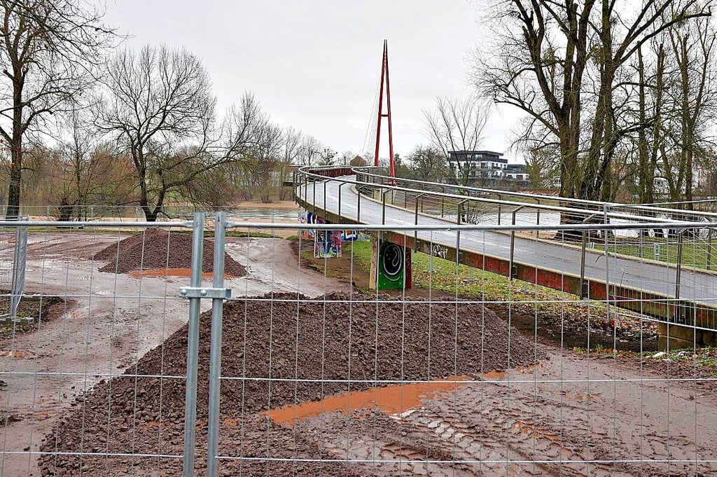 Auf der Stadtparkseite der Wasserfallbrücke in Magdeburg stehen nun Bauzäune. In den vergangenen Tagen haben vorbereitende Arbeiten begonnen.