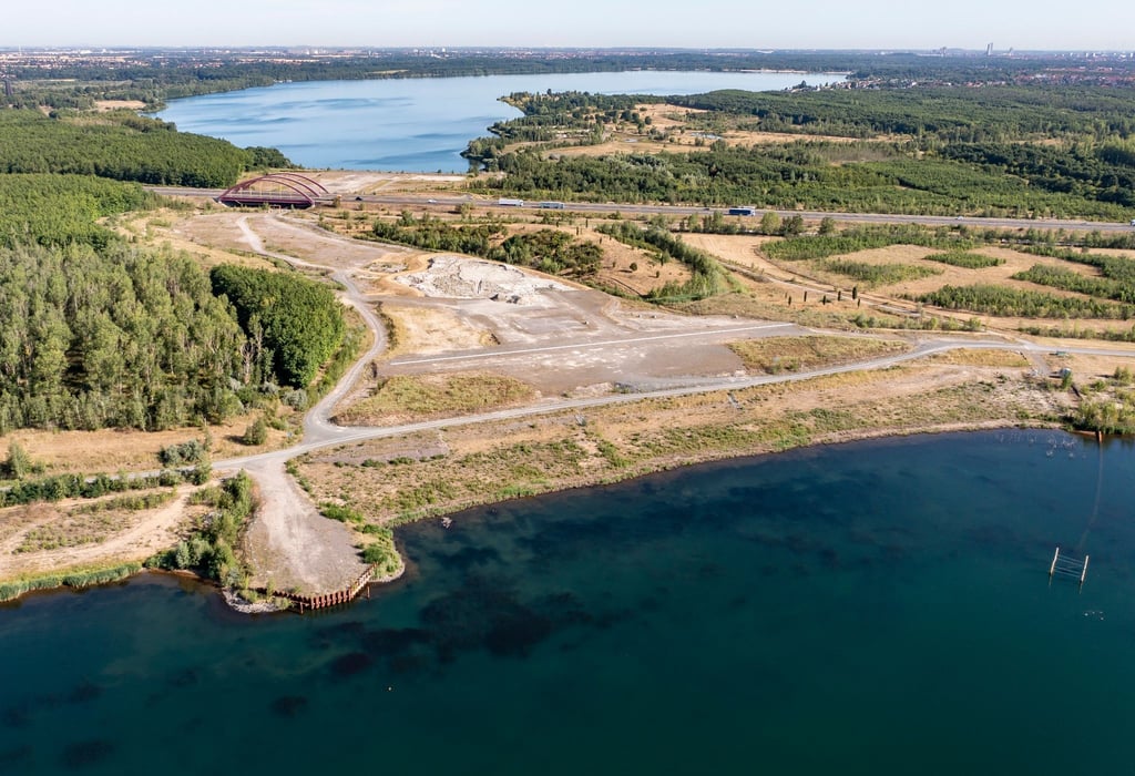 Nichts tut sich auf der Baustelle für den zukünftigen Harthkanal zwischen dem Zwenkauer See (vorn) und dem Cospudener See.