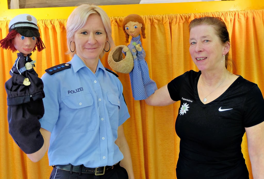 Kriminalhauptmeisterin Claudia Heinemann (links) und Kerstin Wilhelm touren mit der Puppenbühne der Polizei quer durch Sachsen-Anhalt.