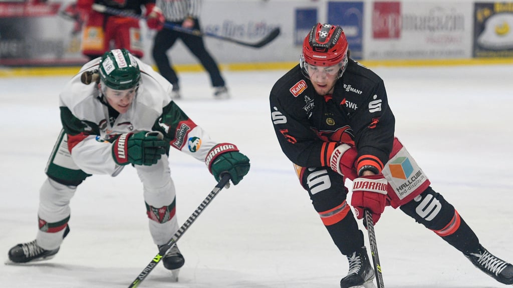 Halles Jeroen Plauschin (r.) ist der beste Rookie der Eishockey-Oberliga Nord.