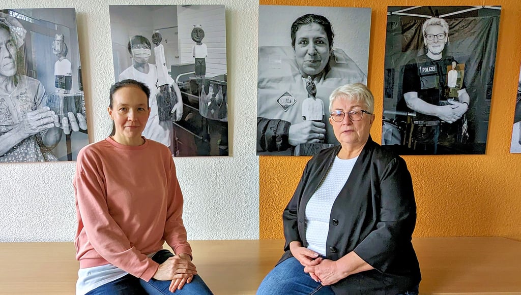 Sandy Bieneck (l.) und Bettina Kutz wissen über die Lage der Frauen in der Gesellschaft. Daher liegt ihnen die Ausstellung besonders am Herzen.