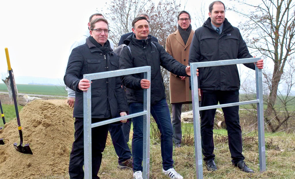 Matthias Finke (links) und Christian Jungenitz (rechts) haben von Matthias Marx (Mitte) Fahrradbügel für ihre Gemeiden erhalten.