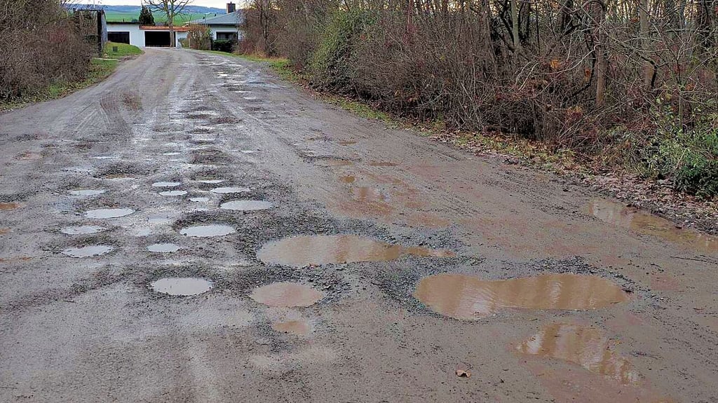 Im Ascherslebener Goetheblick reiht sich Schlagloch an Schlagloch. Die Pfützenlandschaft ärgert nicht nur Anwohner, sondern auch Fußgänger und Radfahrer.