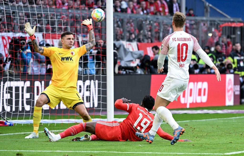 Augsburgs Torwart Rafał Gikiewicz (l) verletzte sich gegen die Bayern am linken Fuß.