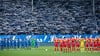 Der 1. FC Magdeburg und der SC Paderborn bei der Schweigeminute vor Anpfiff.