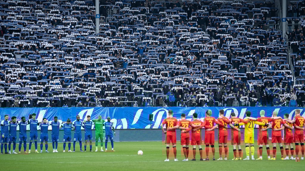 Der 1. FC Magdeburg und der SC Paderborn bei der Schweigeminute vor Anpfiff.