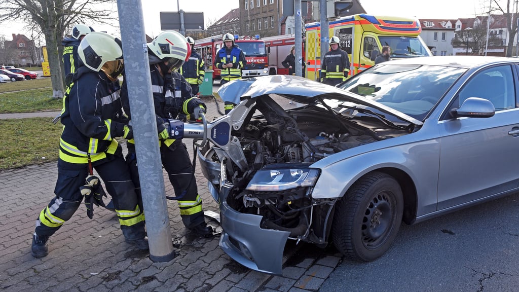 Auch die Feuerwehr kam bei einem Unfall an der Magdeburger Brücke in Aschersleben zum Einsatz.