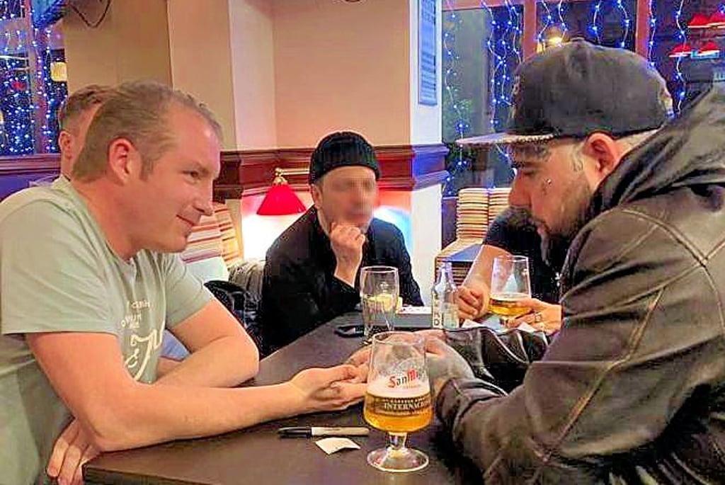 Steven Giese (links) trifft in einer Bar den bekannten Mentalzauberer Peter Turner, der seine Gedanken liest.