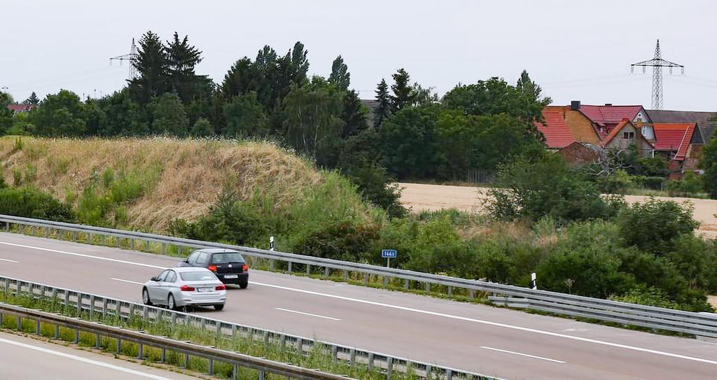 Brachte für Anwohner kaum Entlastung: der Lärmschutzwall an der Autobahn 9 bei Kleben. Jetzt soll die lange geforderte Lärmschutzwand für Borau und Zorbau endlich kommen.