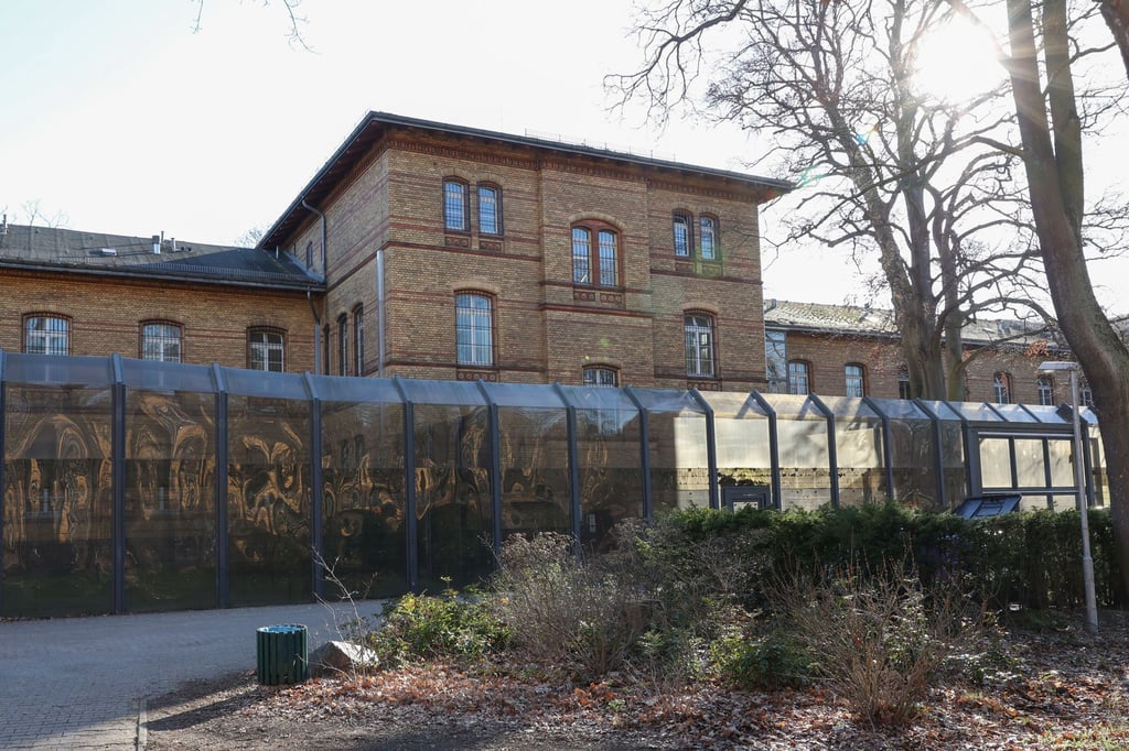 Blick auf ein Gebäude des Krankenhaus-Maßregelvollzugs auf dem Gelände der Karl-Bonhoeffer-Nervenklinik.