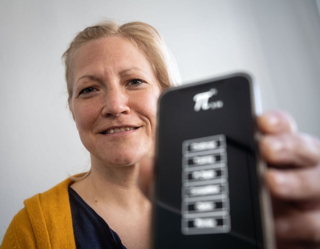 Susanne Hippauf zeigt auf ihrem Handy eine App für das Gedächtnistraining der Nachkommastellen von Pi.