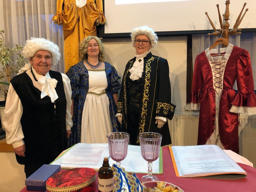 Gestalteten den Vortrag "Barockgeflüster" in Teuchern: Irmtraud Persich, Anett Schiller und Ute Koch vom Weißenfelser Gästeführerverein (von links).