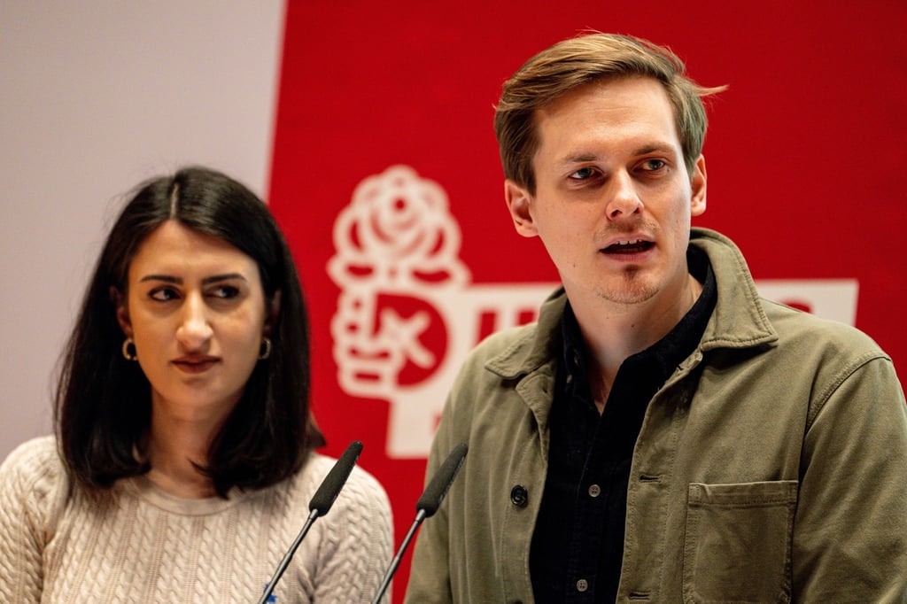 Die Landesvorsitzenden Sinem Tasam-Funke (l) und Peter Maaß sprechen auf der Landesdelegiertenkonferenz in Berlin.