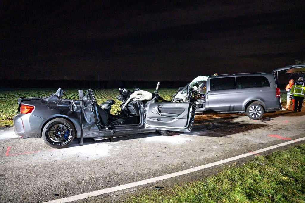 Zwei Fahrzeugwracks stehen auf der Straße am Ostring in Eggenstein nach einem schweren Unfall, bei dem fünf Menschen ums Leben gekommen sind.