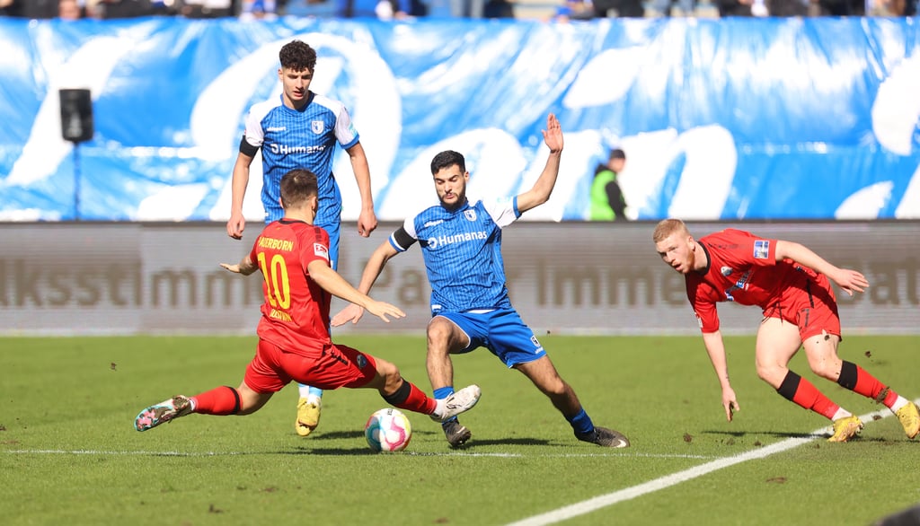 Der 1. FC Magdeburg um Daniel Elfadli (hinten links) und Mohammed El Hankouri (Mitte) haben einen Zähler geholt.