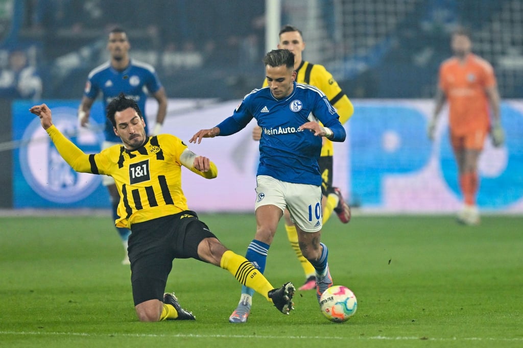 Mats Hummels (l) und der BVB kamen im Derby auf Schalke trotz zweimaliger Führung nur zu einem 2:2.