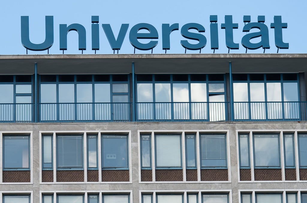 Blick auf den Schriftzug „Universität“ auf dem Dach des Continental-Hochhauses der Leibniz-Universität.