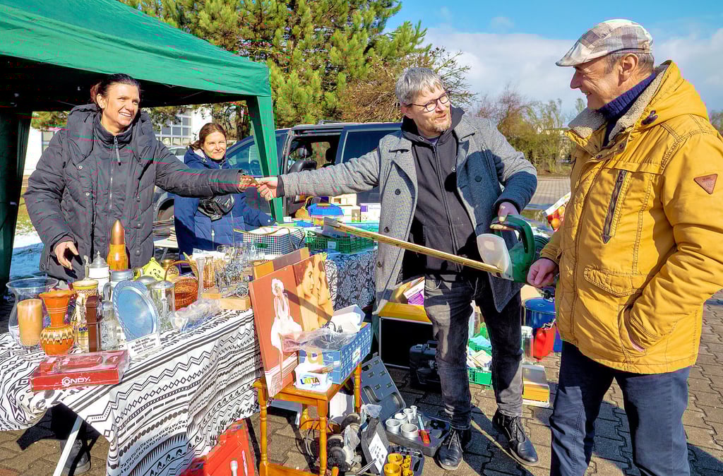 Für Nicole Lüdecke (v.l.), Doreen und Ronny Jobs war es am Sonnabend das erste Mal, dass sie als Händler auf einem Flohmarkt einen Stand hatten. Jürgen Geyer war vom Angebot der Schönebecker sichtlich angetan.
