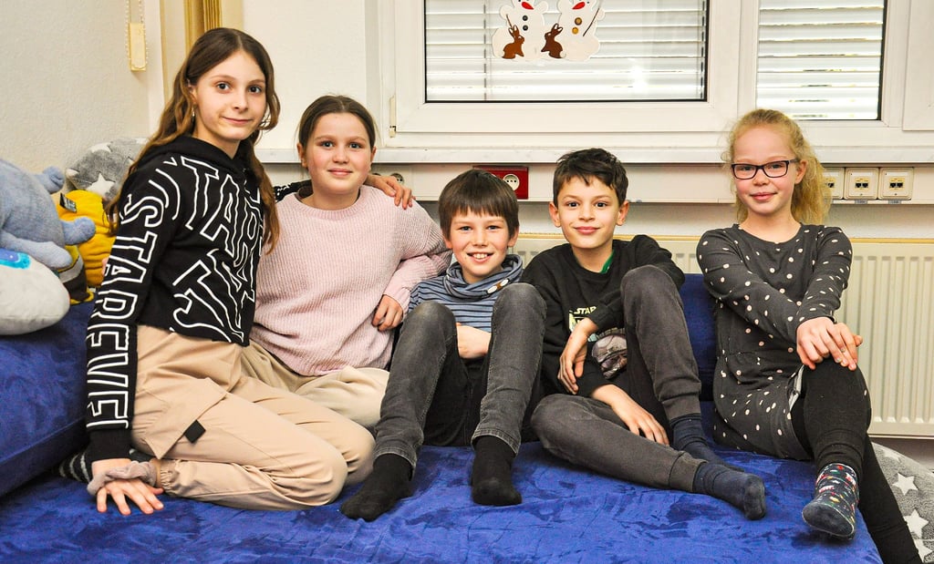 Amelie (von links), Melissa, Max, Janno und Thordis chillen im Ruheraum der Hort-Außenstelle an der Mühlenstraße.