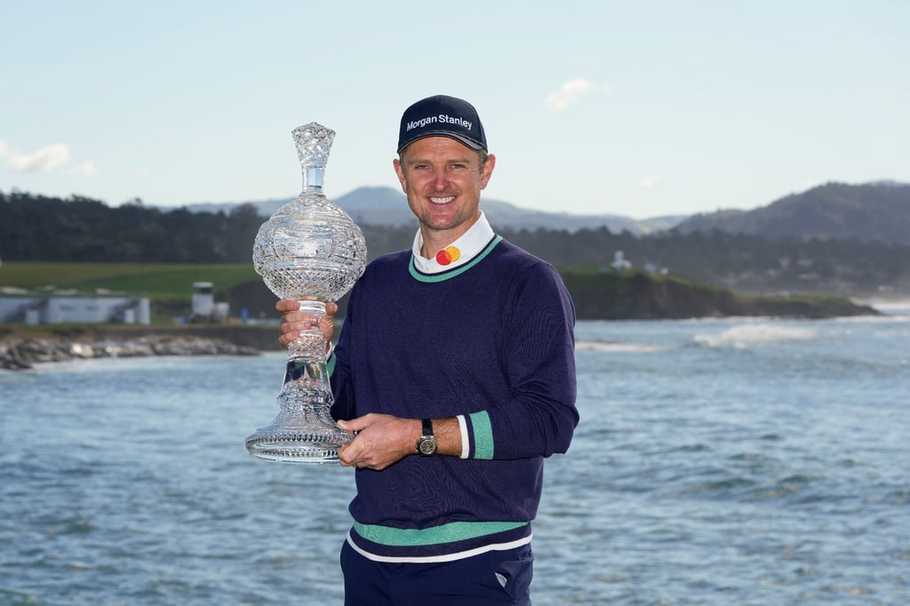 Der Engländer Justin Rose posiert mit der Trophäe nach seinem Sieg.