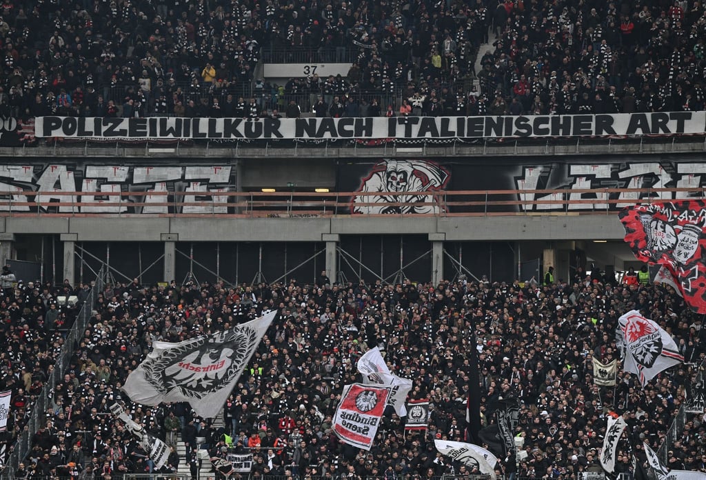 Frankfurts Ultras haben vor dem Spiel ein Plakat mit der Aufschrift „Polizeiwillkür nach Italienischer Art“ angebracht.