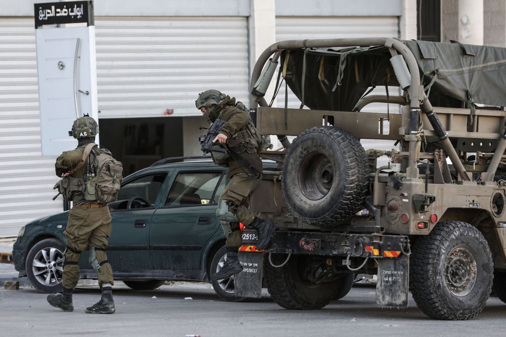 Israelische Soldaten sind am Ort eines nächtlichen Schusswechsels in der Nähe eines Militärpostens im Ort Sarra im Westjordanland im Einsatz.
