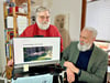 Erich Buhmann (links) und Trevor Sears zeigen Beispiele gelungener Zooplanungen im Internet. 