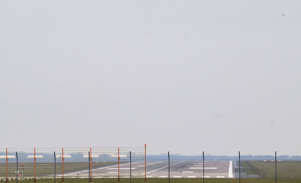 Blick auf die leere Landebahn Nord vom Flughafen Hannover.