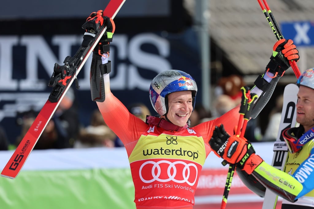 Marco Odermatt feiert seinen Riesenslalom-Sieg in Kranjska Gora.