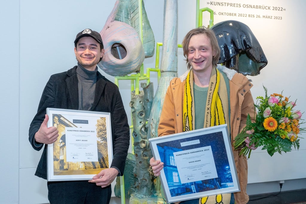 David Rauer (l) erhielt den Kunstpreis Osnabrück für das Jahr 2022. Der Förderpreis ging an Azim Becker (r).