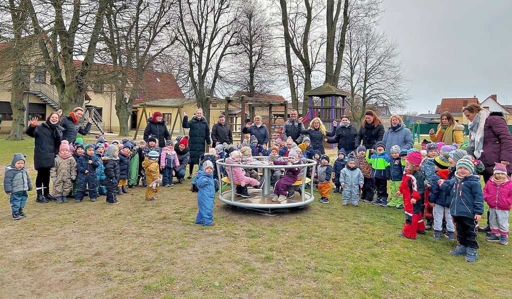 Seit vergangener Woche dreht sich auf dem Spielplatz der Kindertagesstätte „Heideblümchen“ das lang ersehnte Karussell.