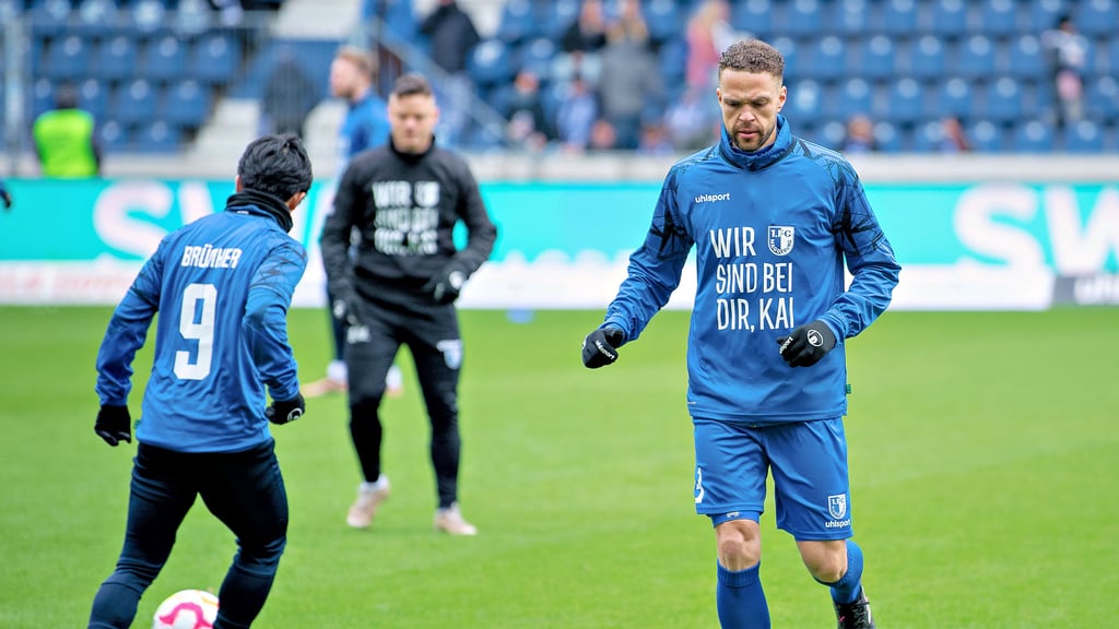 Luc Castaignos (r.) und Co. vom 1. FC Magdeburg drückten ihrem Gefährten Kai Brünker nach dem Tod seines Vaters mit einem Shirt ihr Mitgefühl aus.