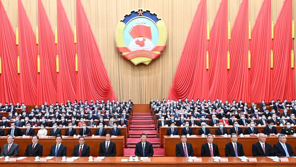 Chinas Staats- und Parteichef Xi Jinping (M) nimmt an der Abschlusssitzung teil.