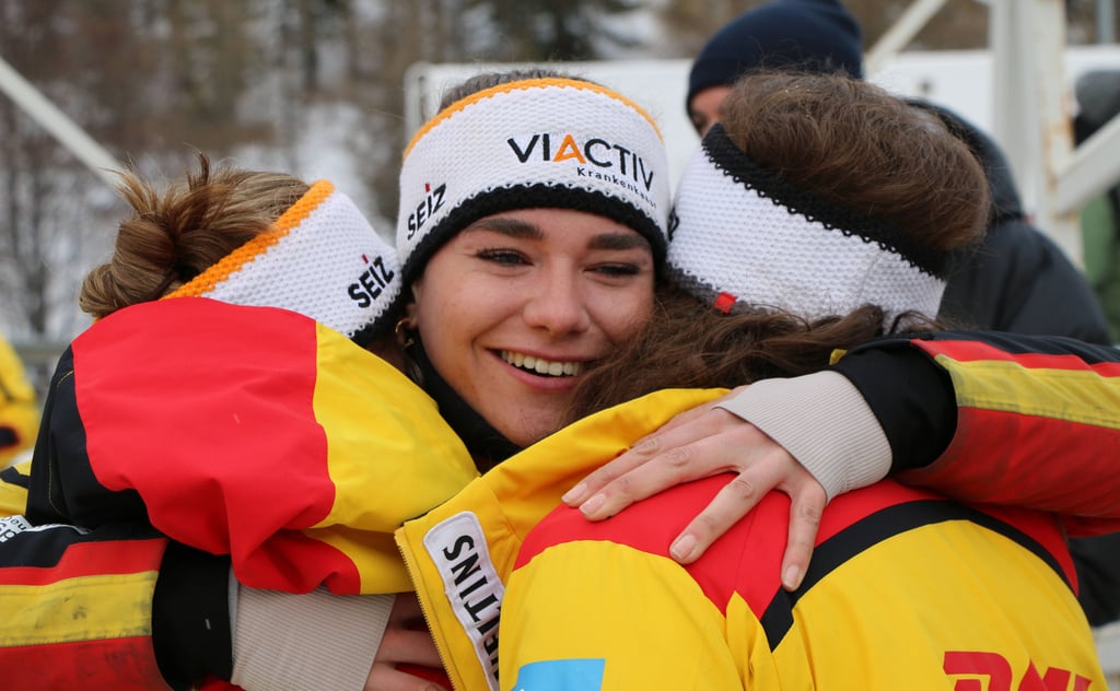 Nach der Titelfahrt bei der WM nahm Anabel Galander die Pilotin Kim Kalicki (l.) und Anschieberin Leonie Fiebig freudig in die Arme.