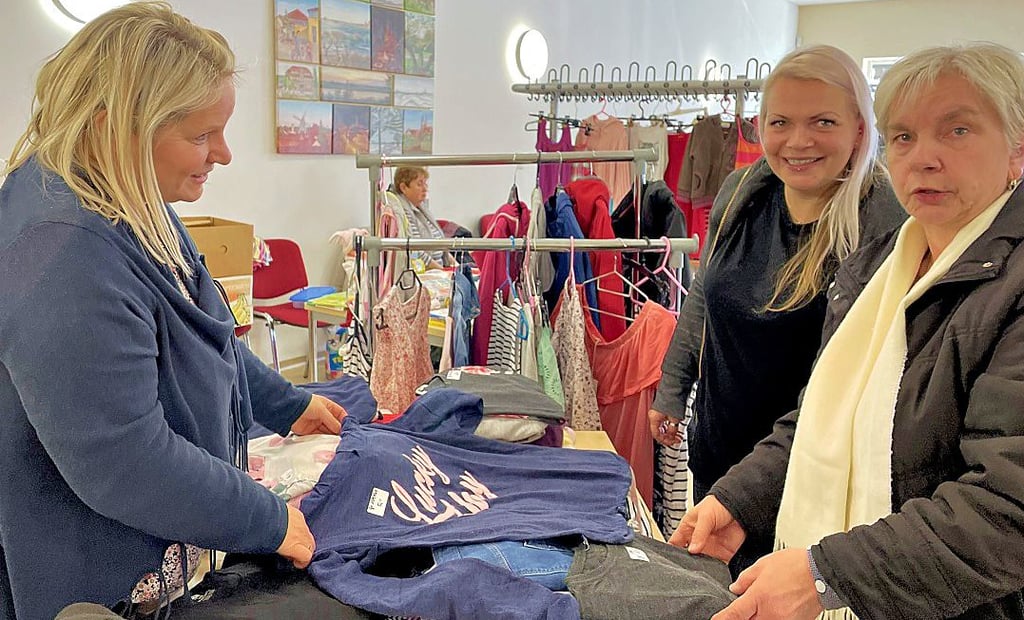 Janina Thura (l.) gehört zu den Stammanbietern der Jerichower Kleiderbörse. „Sie ist sehr gut organisiert, deshalb werde ich auch künftig dabei sein.“