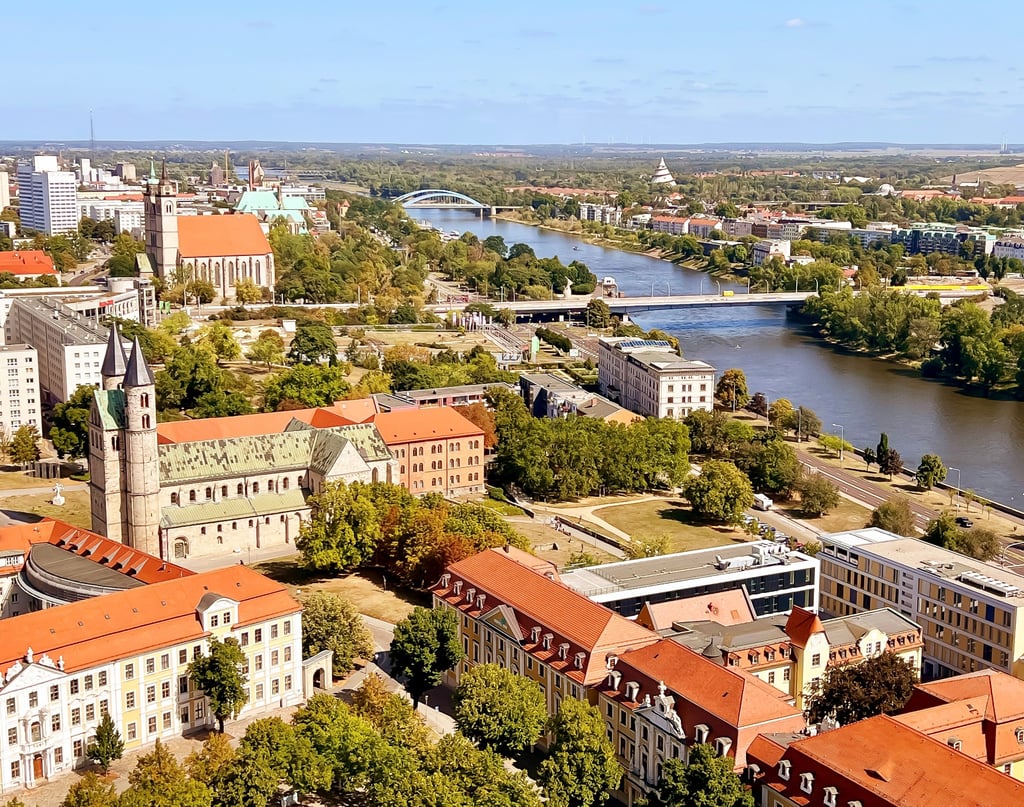 Magdeburg, hier ein Blick in Richtung Elbe, will lebenswerter werden gerade für junge Menschen. Ziel ist es, mehr gut qualifizierte Fachkräfte als Zuzügler zu gewinnen.