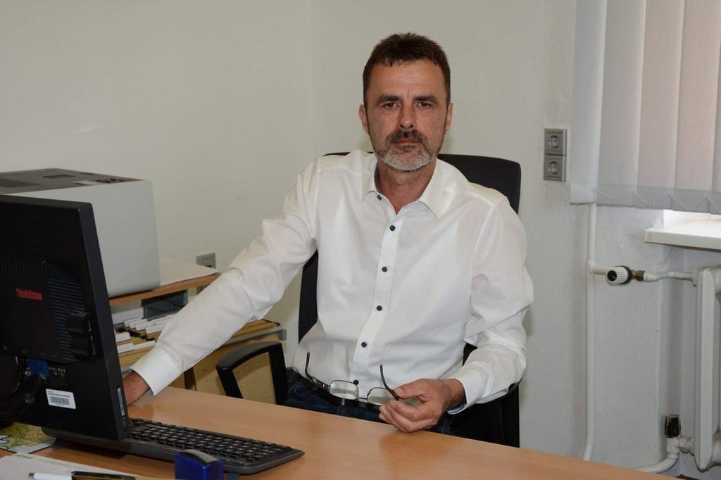 Rüdiger Kloth, Bürgermeister der Verbandsgemeinde Seehausen, hat dem Eichenprozessionsspinner den Kampf angesagt.