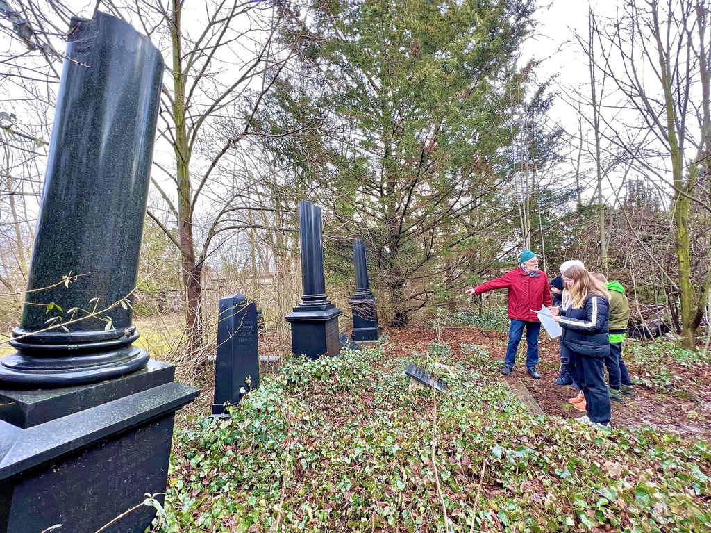 Der kleine jüdische Friedhof in Jeßnitz ist fast in Vergessenheit geraten. Schüler aus Raguhn gingen jetzt auf Spurensuche.