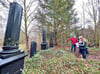 Der kleine jüdische Friedhof in Jeßnitz ist fast in Vergessenheit geraten. Schüler aus Raguhn gingen jetzt auf Spurensuche. 