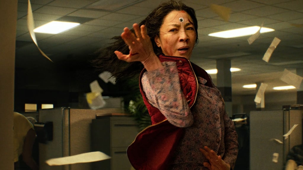 Michelle Yeoh spielt die Hauptrolle in „Everything Everywhere All at Once“.