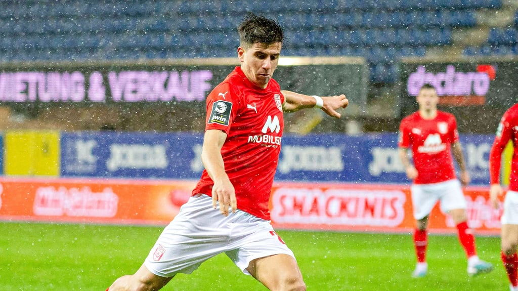 Tunay Deniz zieht ab, wenig später zappelt der Ball nach Patzer von Verls Keeper Niclas Thiede im Netz.