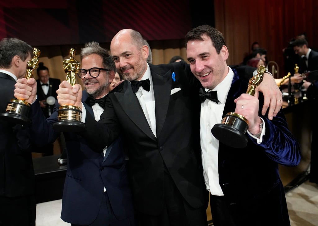 Christian M. Goldbeck (l-r), Edward Berger und James Friend feiern nach der Oscar-Verleihung beim Governors Ball.